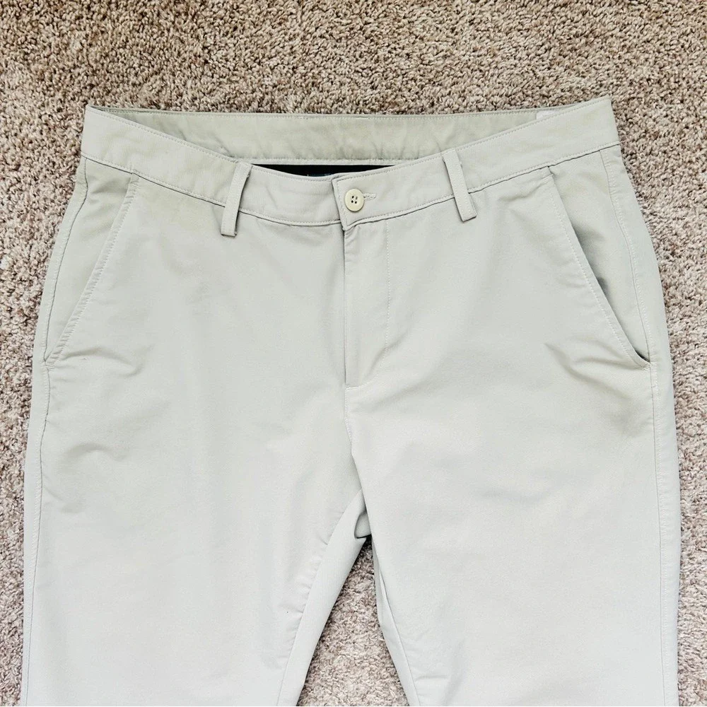 Under Armour I Men's Golf Chino Pants I Size 30 x 32 I Flat Front Beige‎